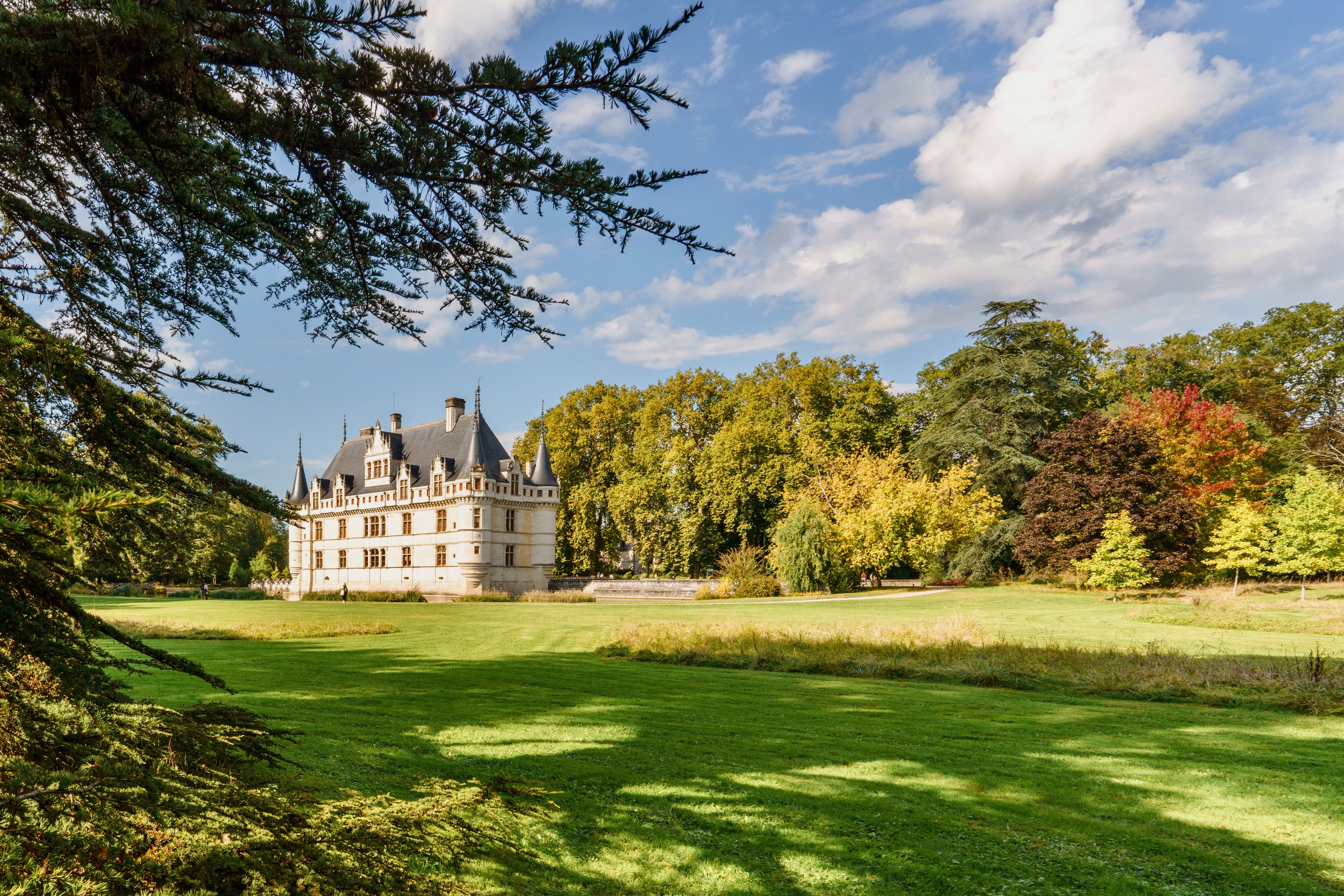 Château français entouré de jardins verts pour préparer une escapade