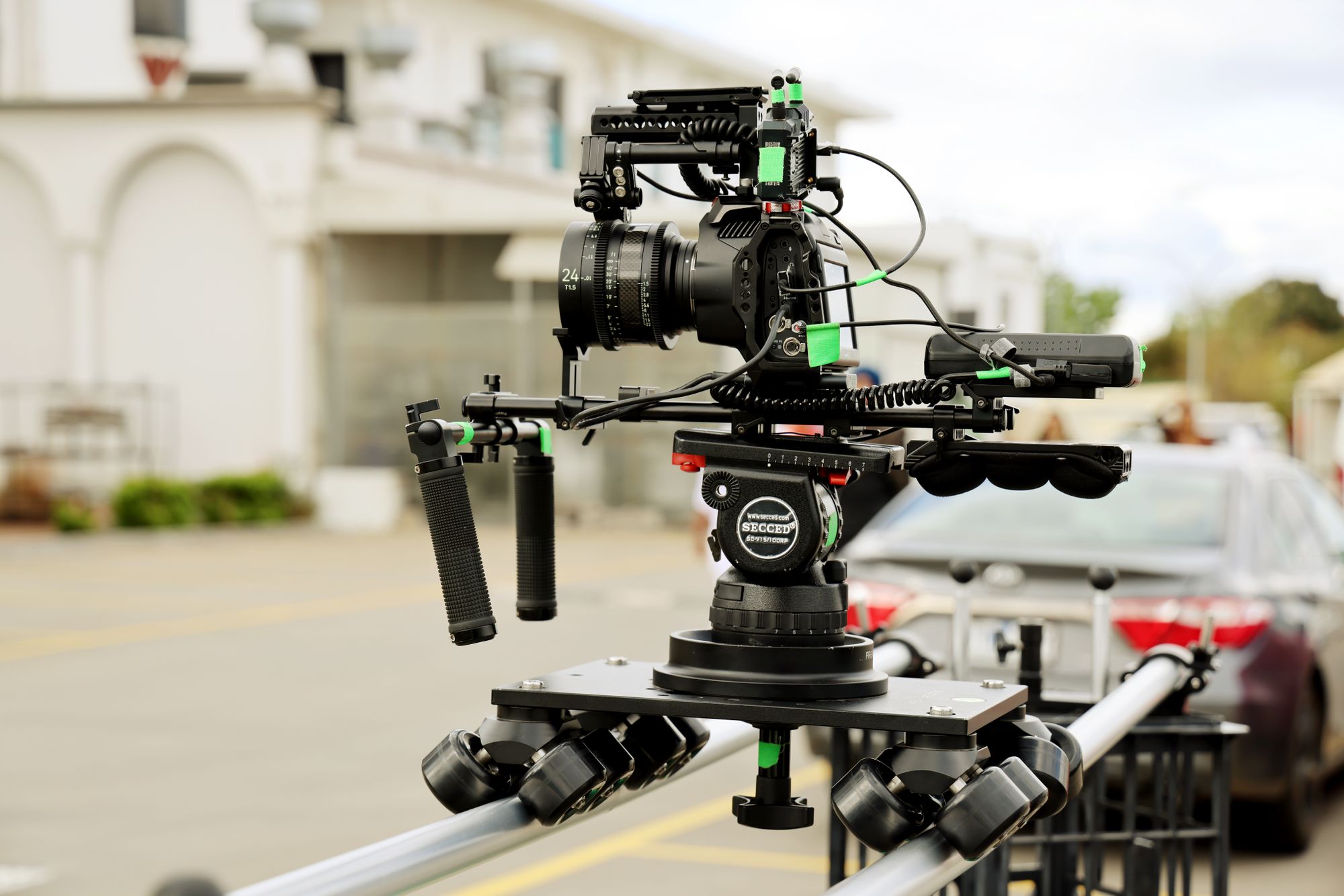 Cámara de cine montada sobre un dolly en un set de rodaje, con parte del equipo técnico alrededor