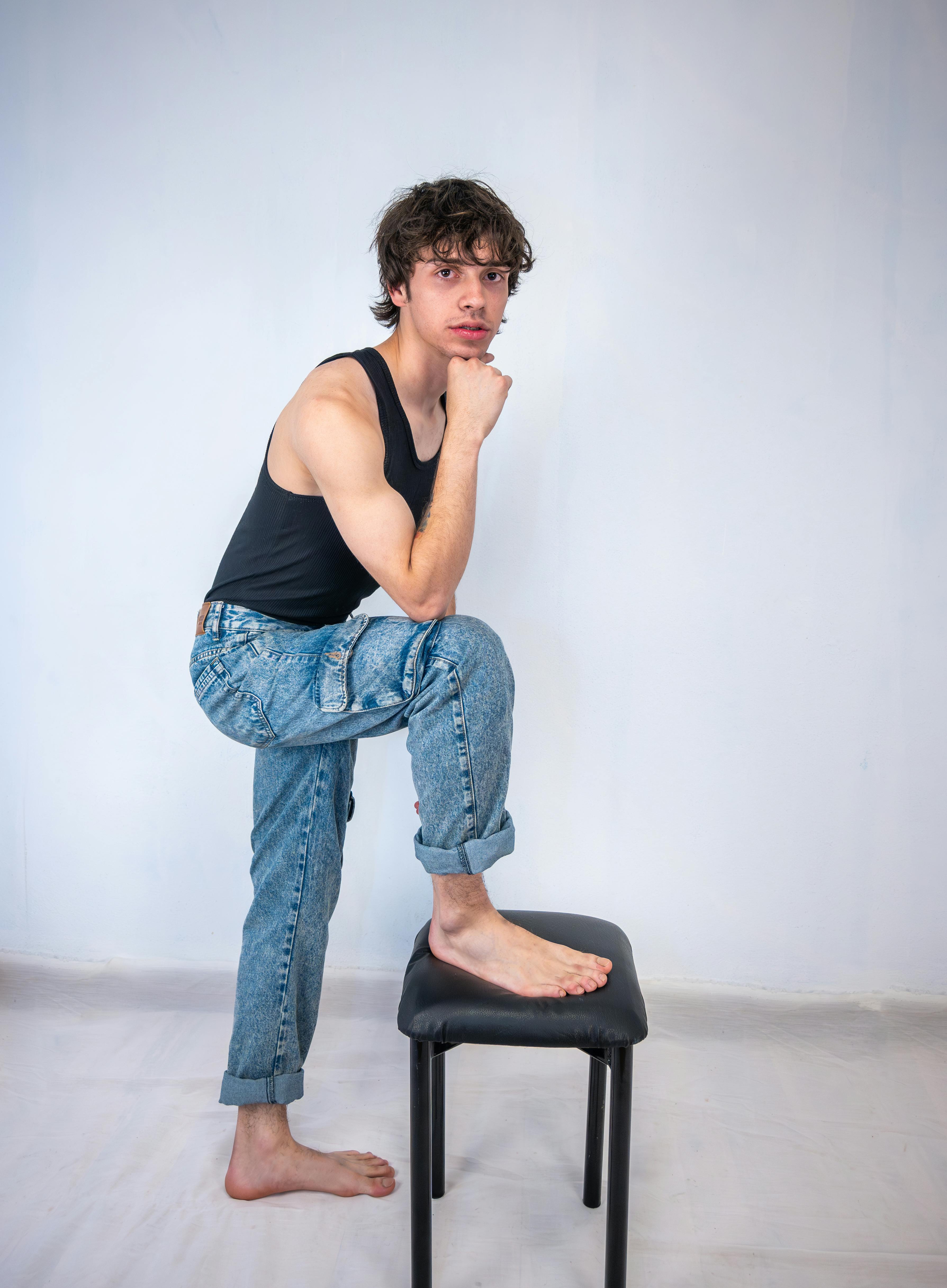 bezplatná Mužský Model Pózuje V Prostředí Studia Základová fotografie