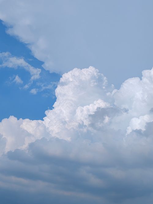 Free A captivating view of cumulus clouds filling the sky on a clear day. Stock Photo
