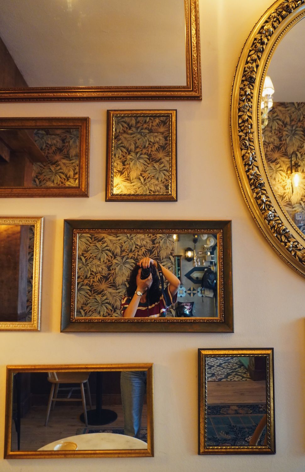 Cafe Design Using Mirror Unique Cafe Interior with Vintage Mirror Display · Free Stock Photo