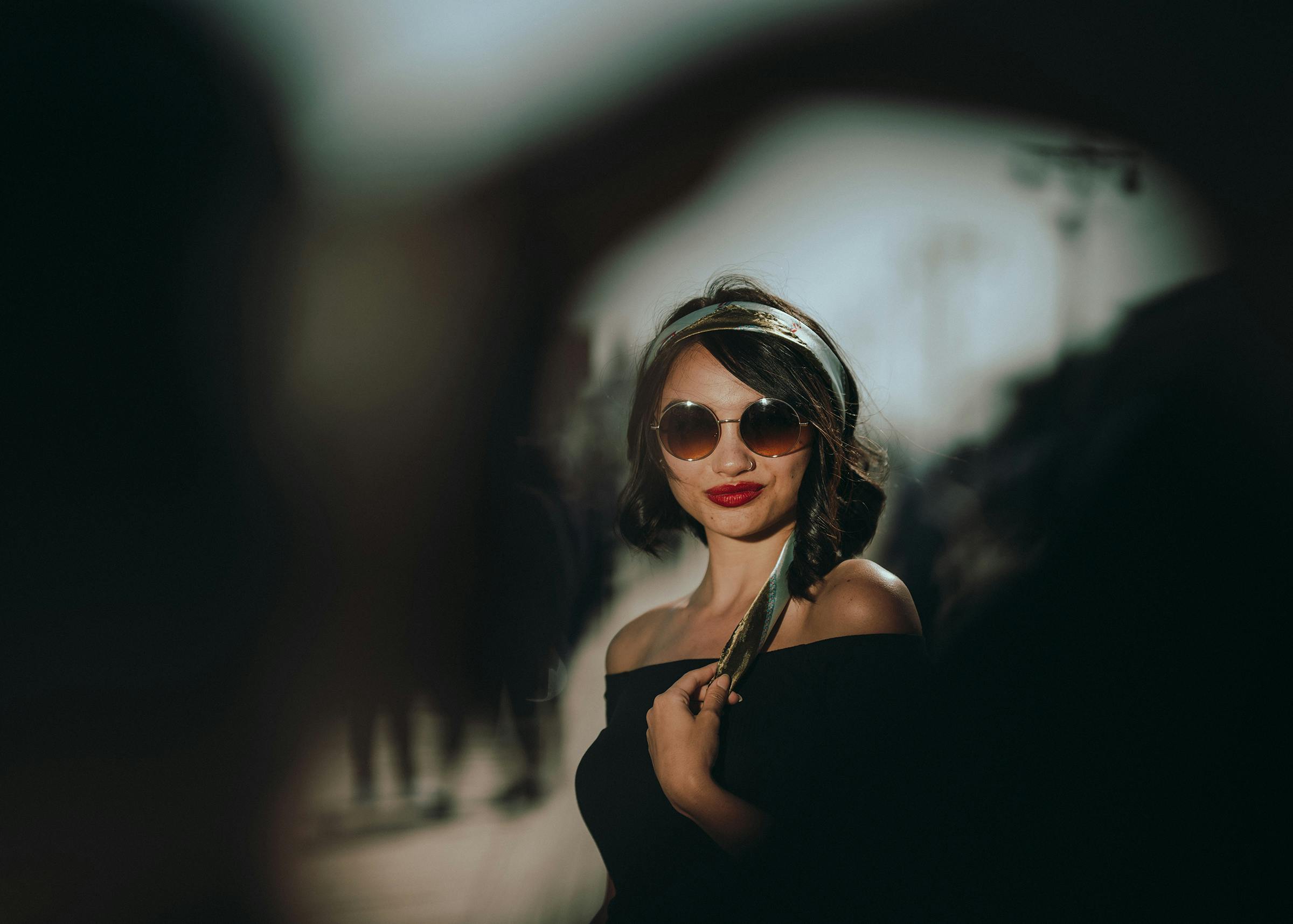 Gratis Foto Wanita Mengenakan Kacamata Hitam Foto Stok