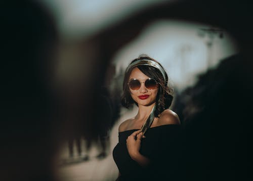 Фотография женщины в солнцезащитных очках