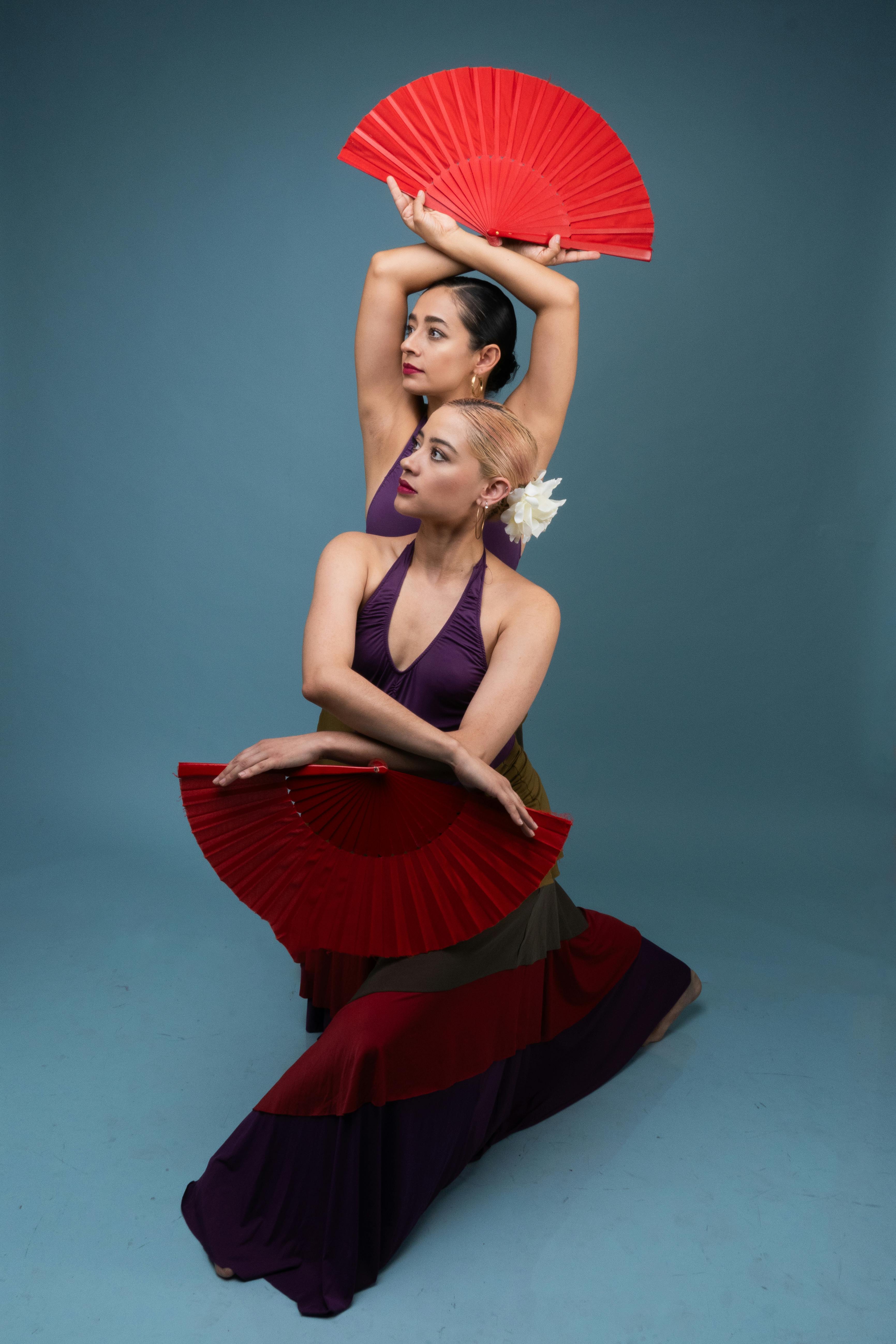 スタジオでファンと一緒に優雅なフラメンコダンサー · 無料の写真素材