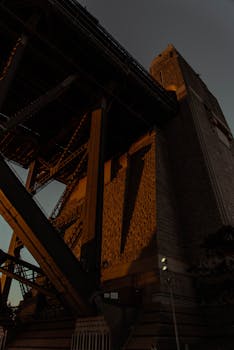 日落时分，塔楼和建筑结构的景观极具戏剧性，凸显了城市建筑的特色