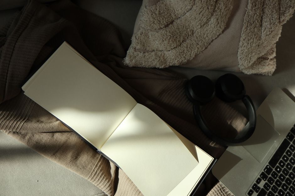 laptop and notebook real home lifestyle photo 1