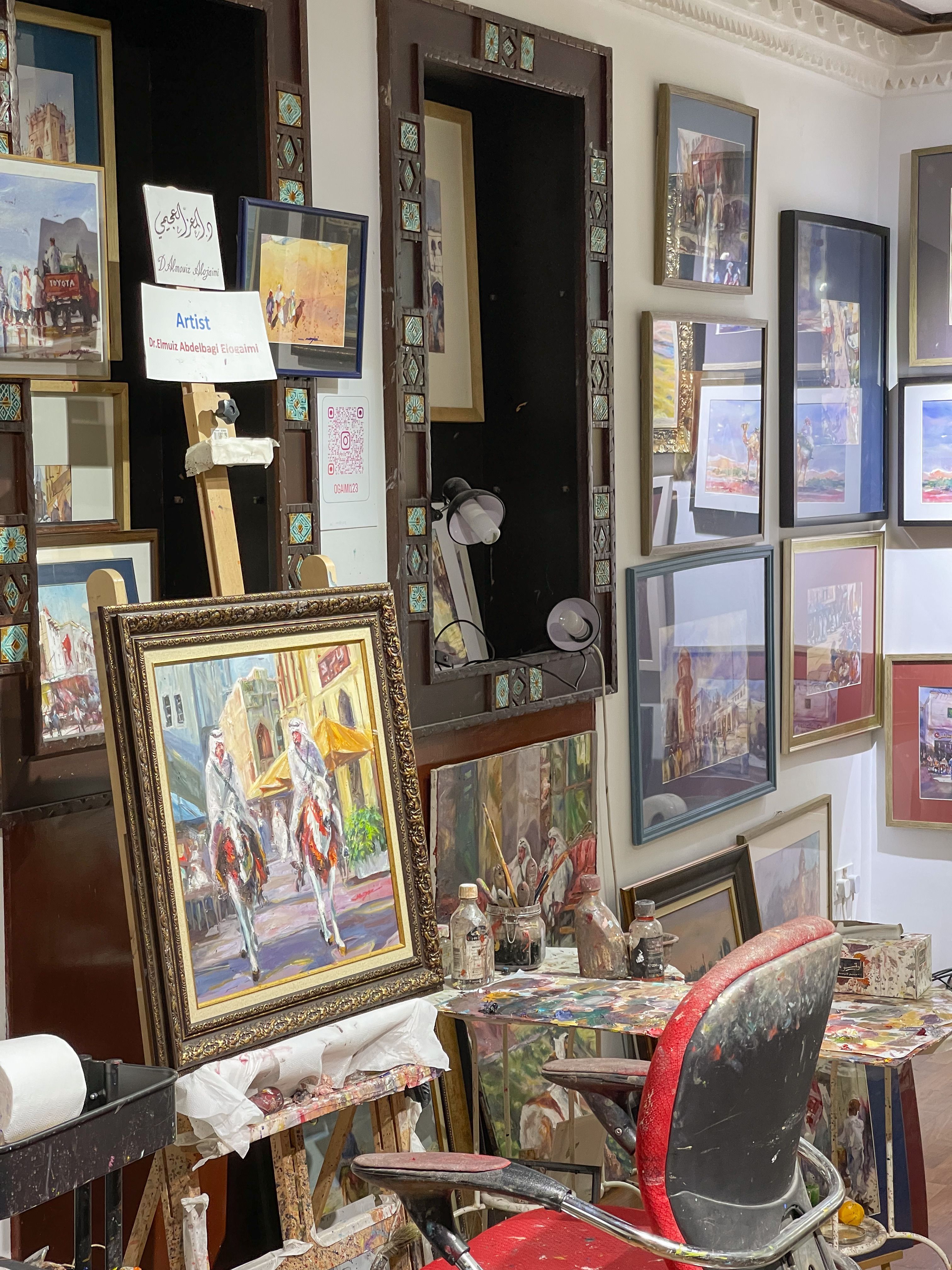 gratis Interieur Van Een Kunststudio Met Ingelijste Schilderijen En Ezel Stockfoto