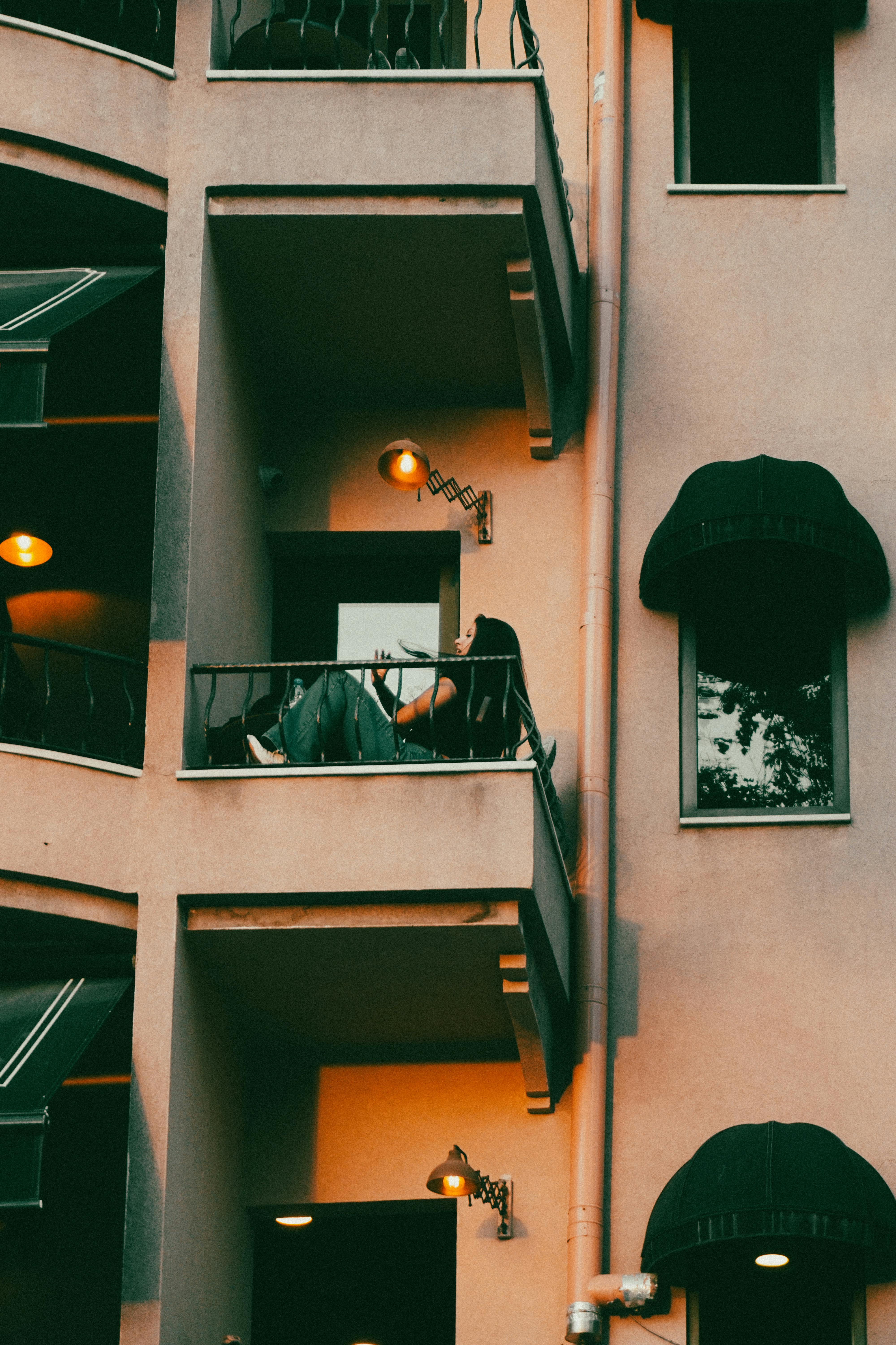 Gratis Hyggelig Aften På Lejlighedens Balkon Lagerfoto