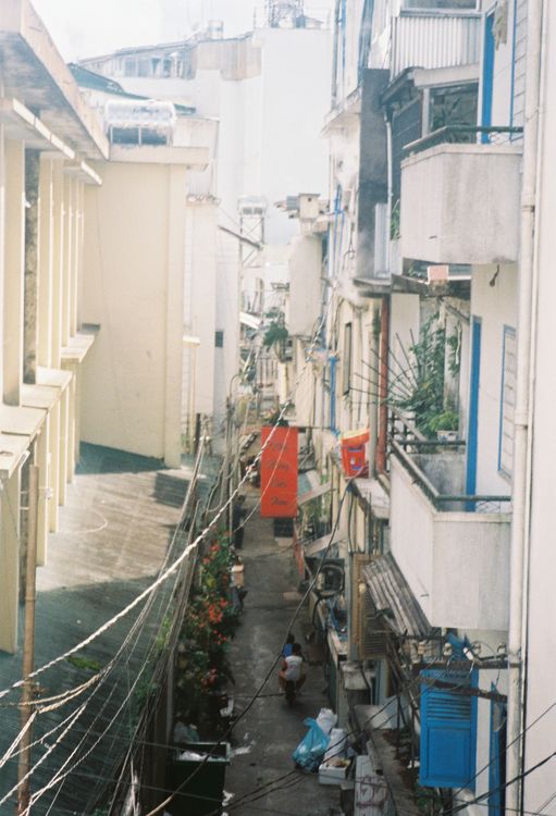 High Rise Daundry Urban Alleyway with Hanging Laundry and Cables · Free Stock Photo
