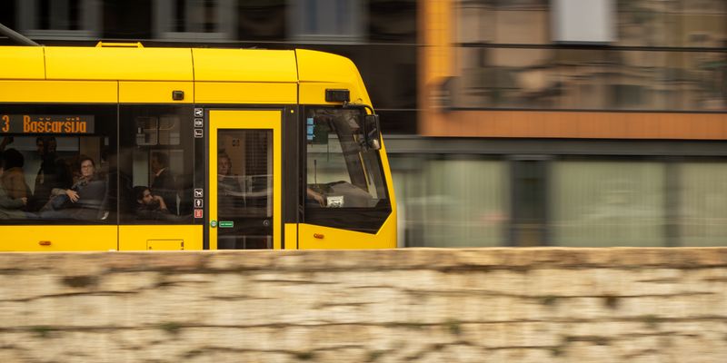 Un tranvía por las calles de Sarajevo