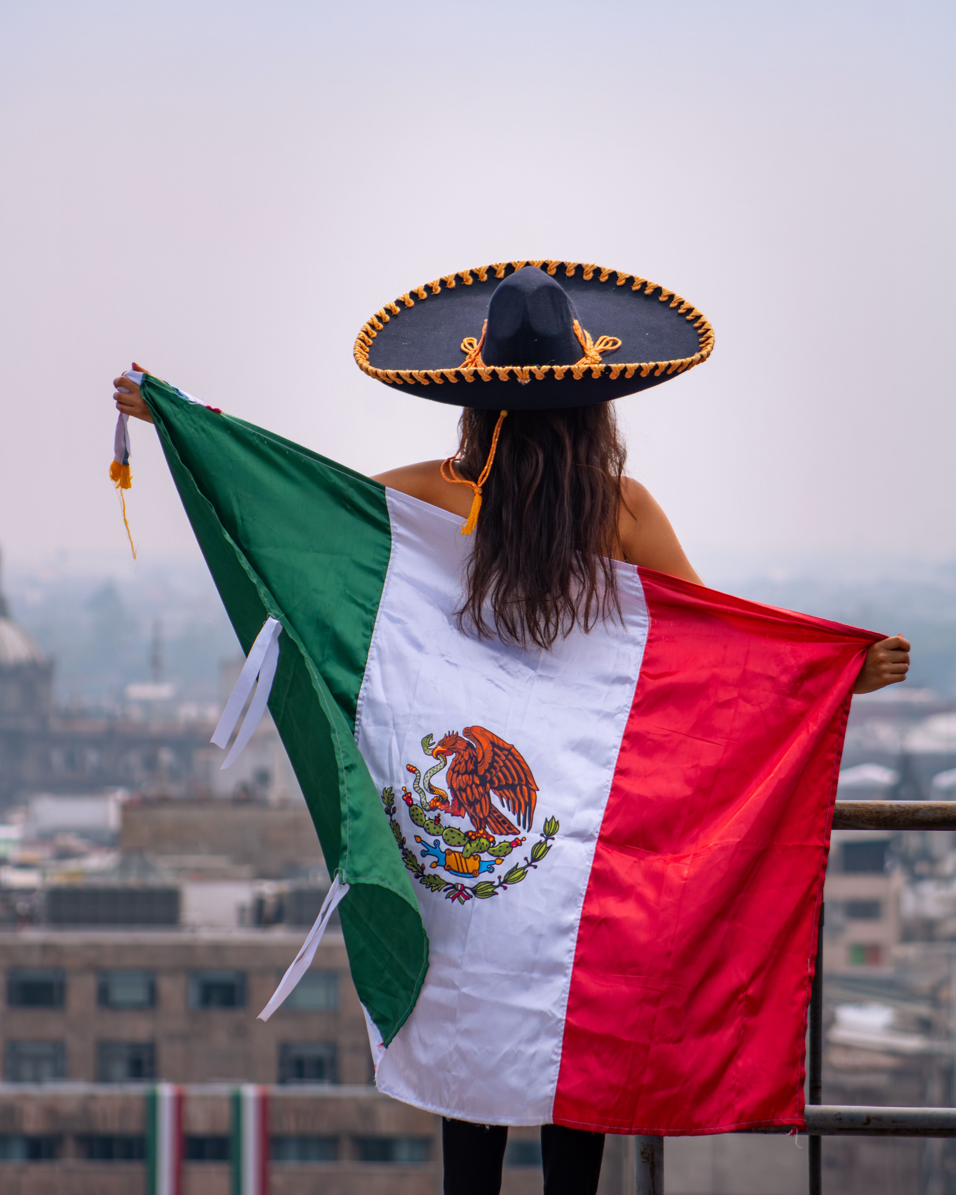 Kobieta W Sombrero Trzymająca Meksykańską Flagę W Mieście Meksyk
