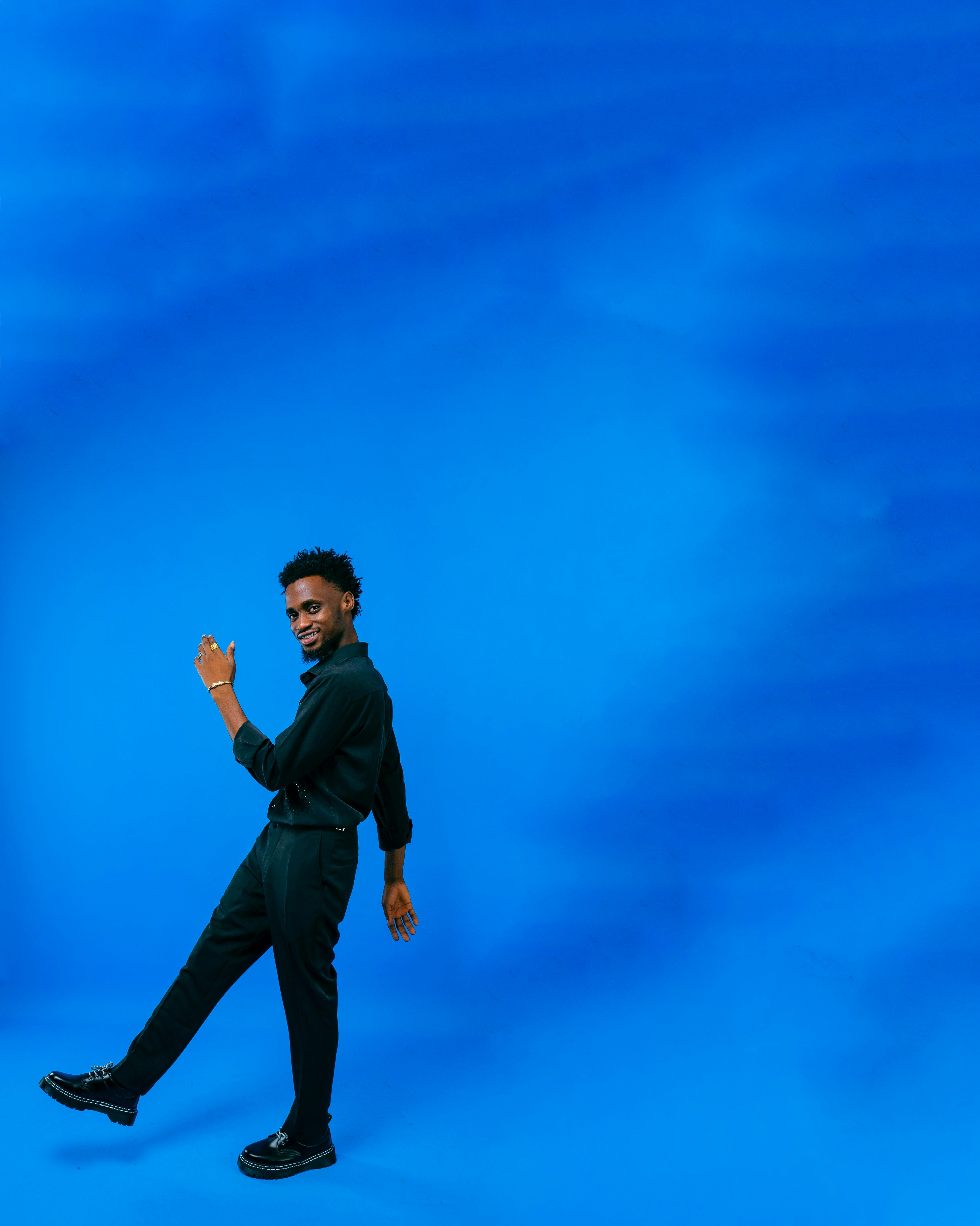 Gratis Pria Menari Dengan Ceria Di Latar Belakang Biru Foto Stok