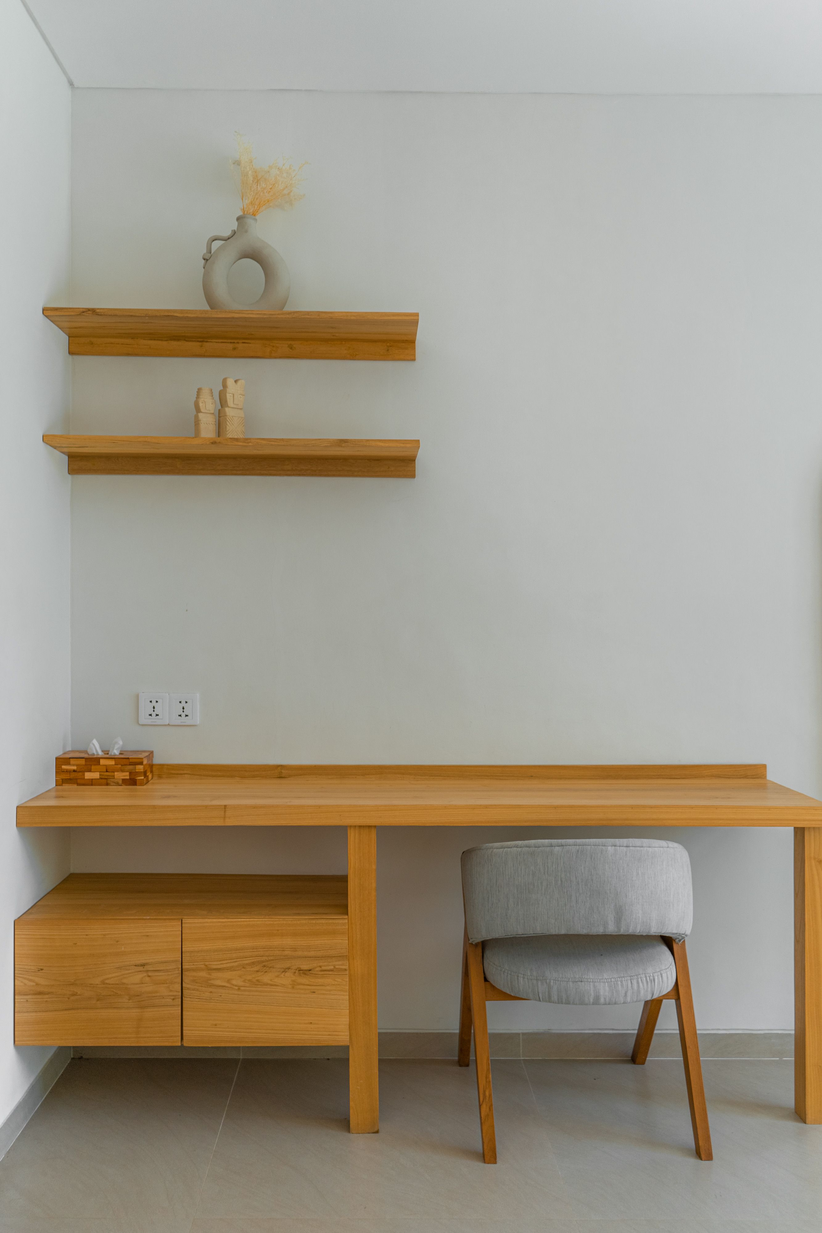 Design inspiration: fitted timber desk and shelving