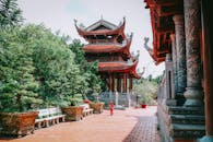 探索越南传统佛塔的美丽与文化遗产，它们被大自然所环绕