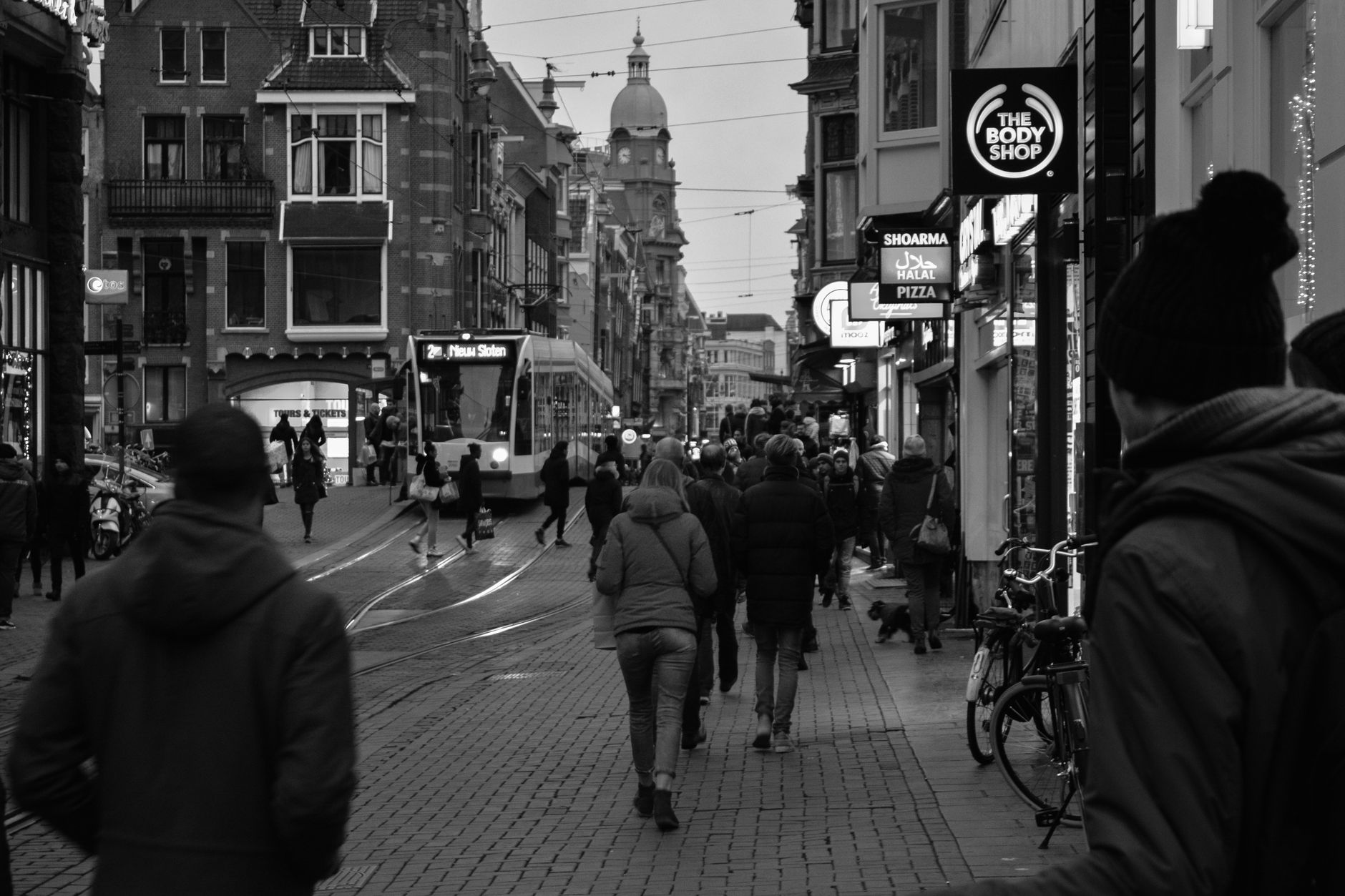 Hollanda'da bir alışveriş caddesinde yürüyen insanlar