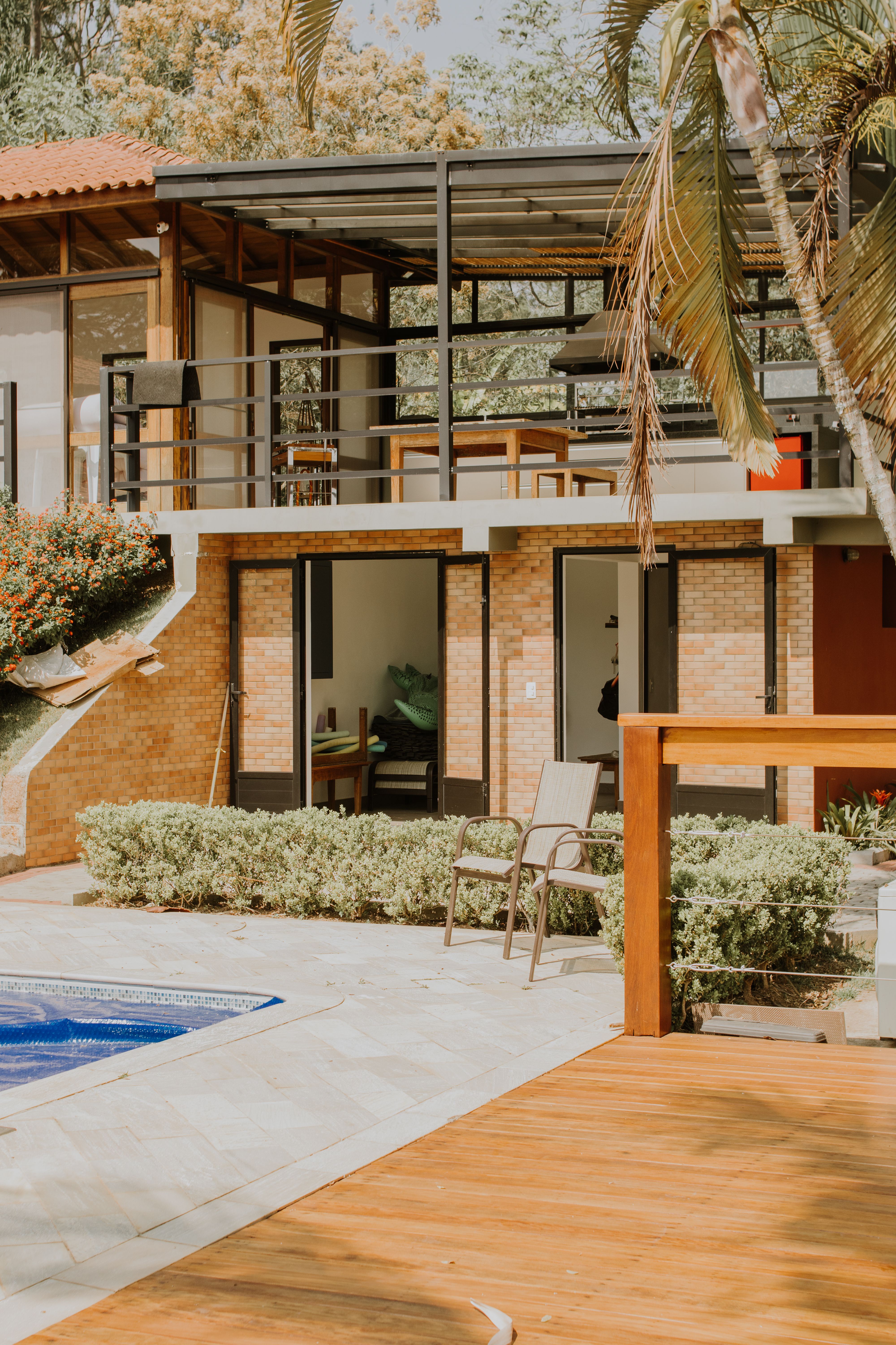 Chic urban home in São Paulo featuring modern architecture and a refreshing poolside setting.