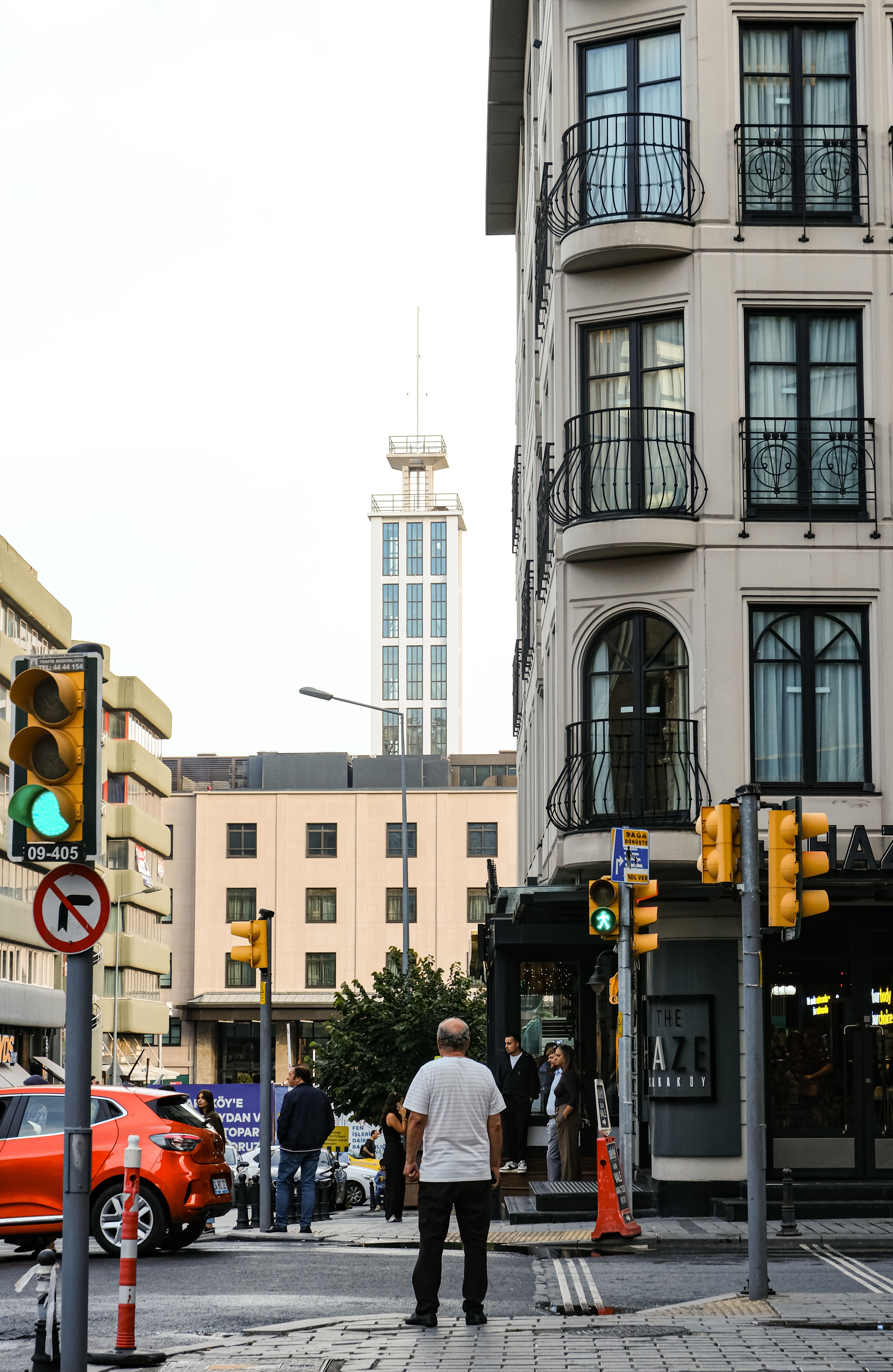 Urban Street Scene with Traffic Lights in Istanbul · Free Stock Photo