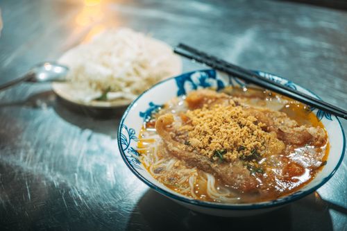 Gratis Delizioso Piatto Di Noodles Asiatici Su Un Tavolo In Acciaio Inossidabile Foto a disposizione