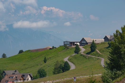 Majestätische Straße & Landschaft – Sportwagen Wallpaper