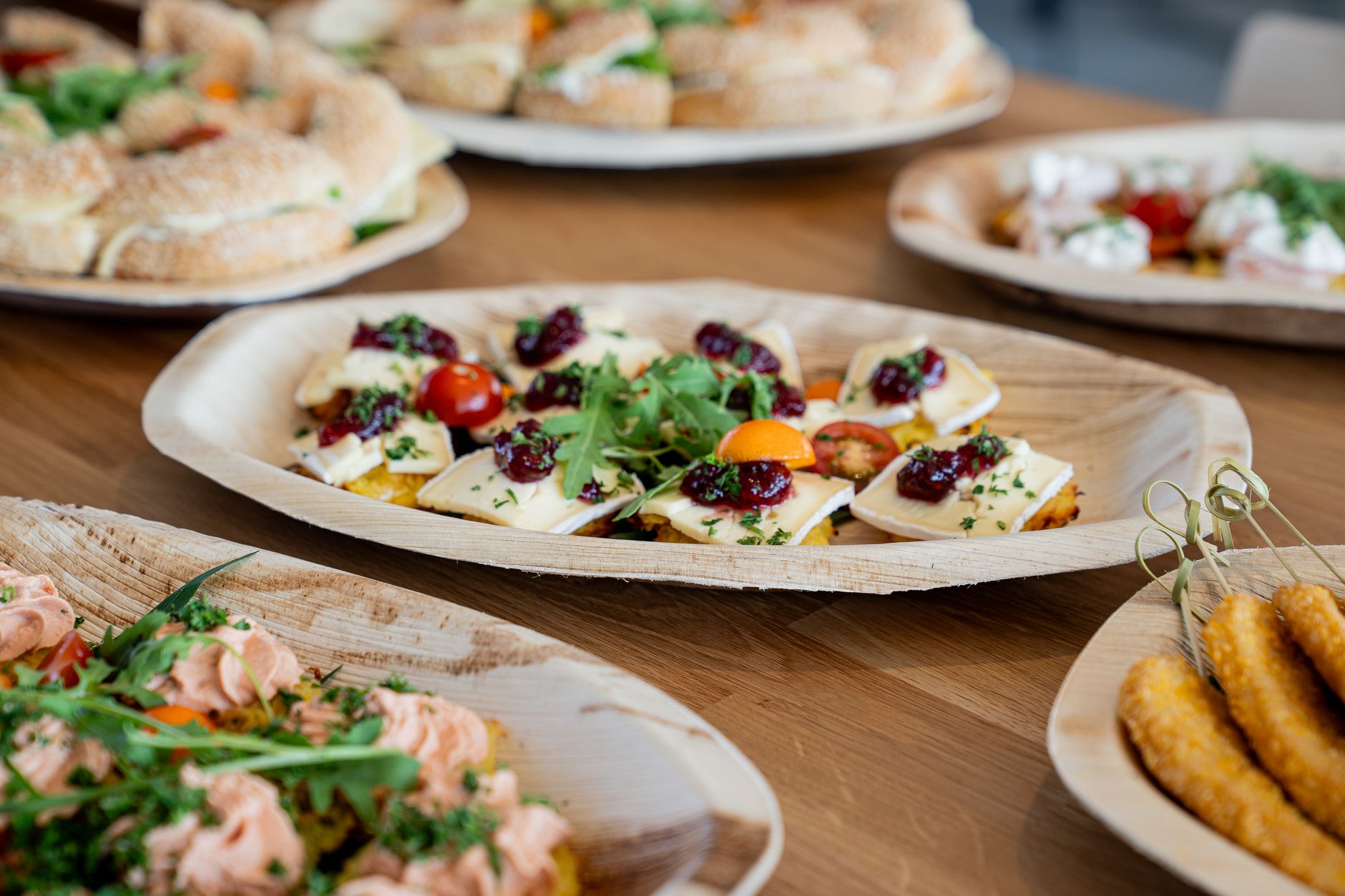 Menjaga Kualitas Standar Pelayanan dan Rasa Sajian Prasmanan Jagarasa untuk Setiap Acara 1 A variety of fresh appetizers on a wooden table, perfect for parties and gatherings.