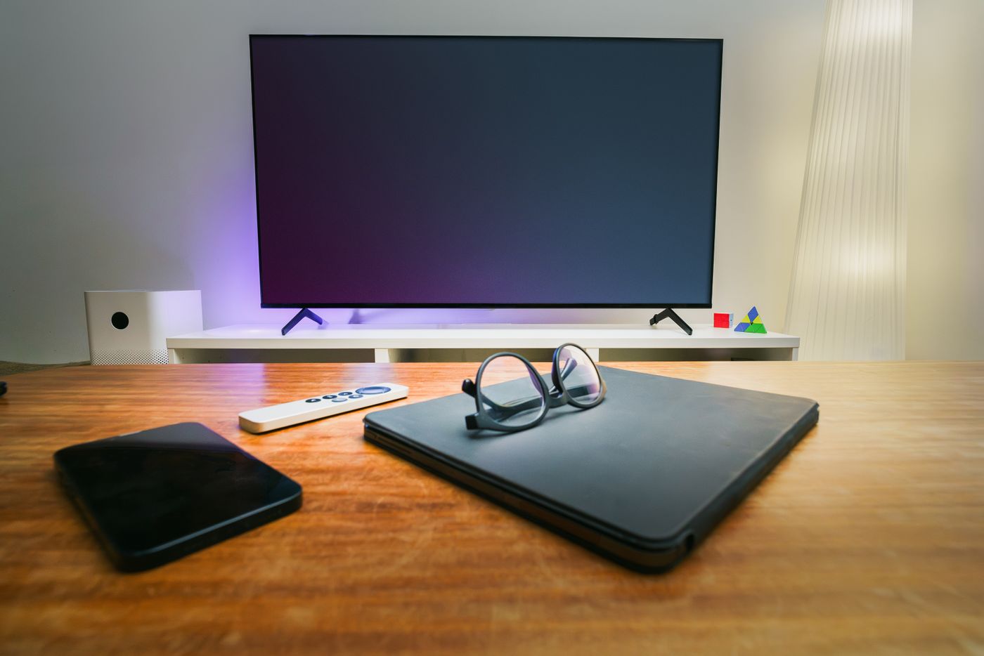 Sala residencial moderna com tecnologia e dispositivos inteligentes