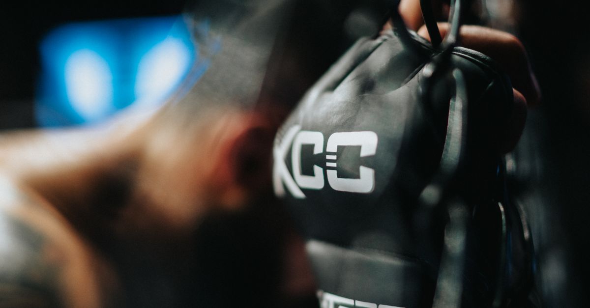 MMA athlete at the cage wearing Parana gear