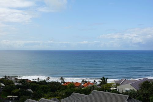 Free A serene ocean view from a tropical resort with a clear blue sky. Stock Photo