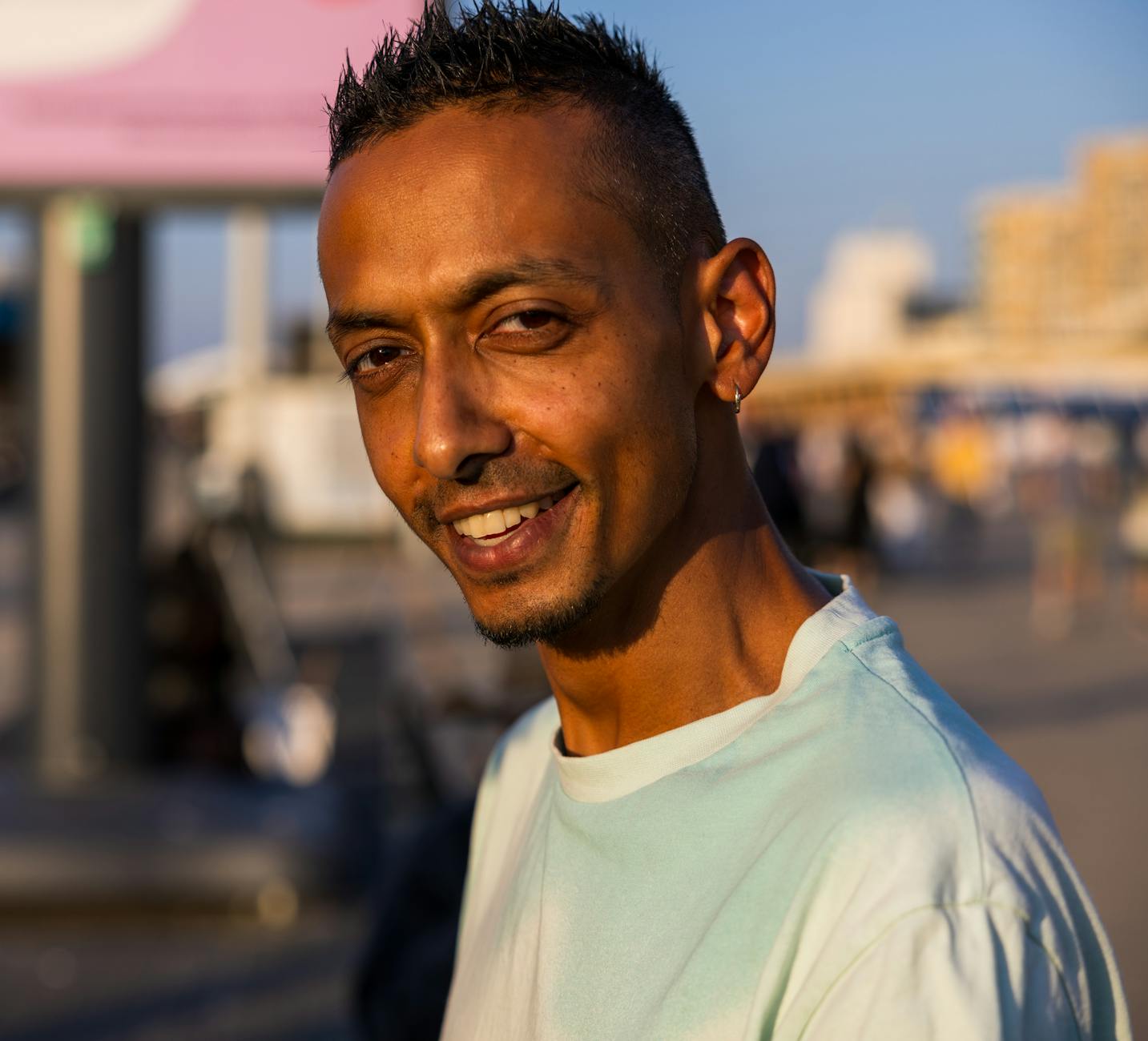 Lahey sokaklarında yerel halkla sohbet eden insanlar, Hollanda kültürü ve sosyal etkileşimi yansıtan samimi bir manzara.