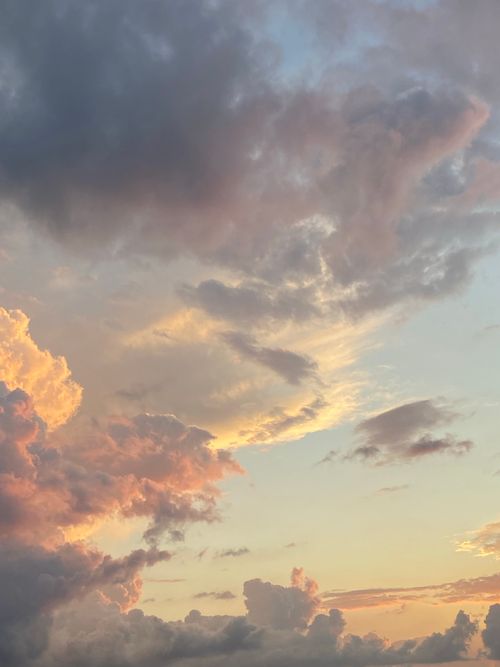 Free Captivating cloudscape during sunset with soft pastel hues in the sky. Stock Photo