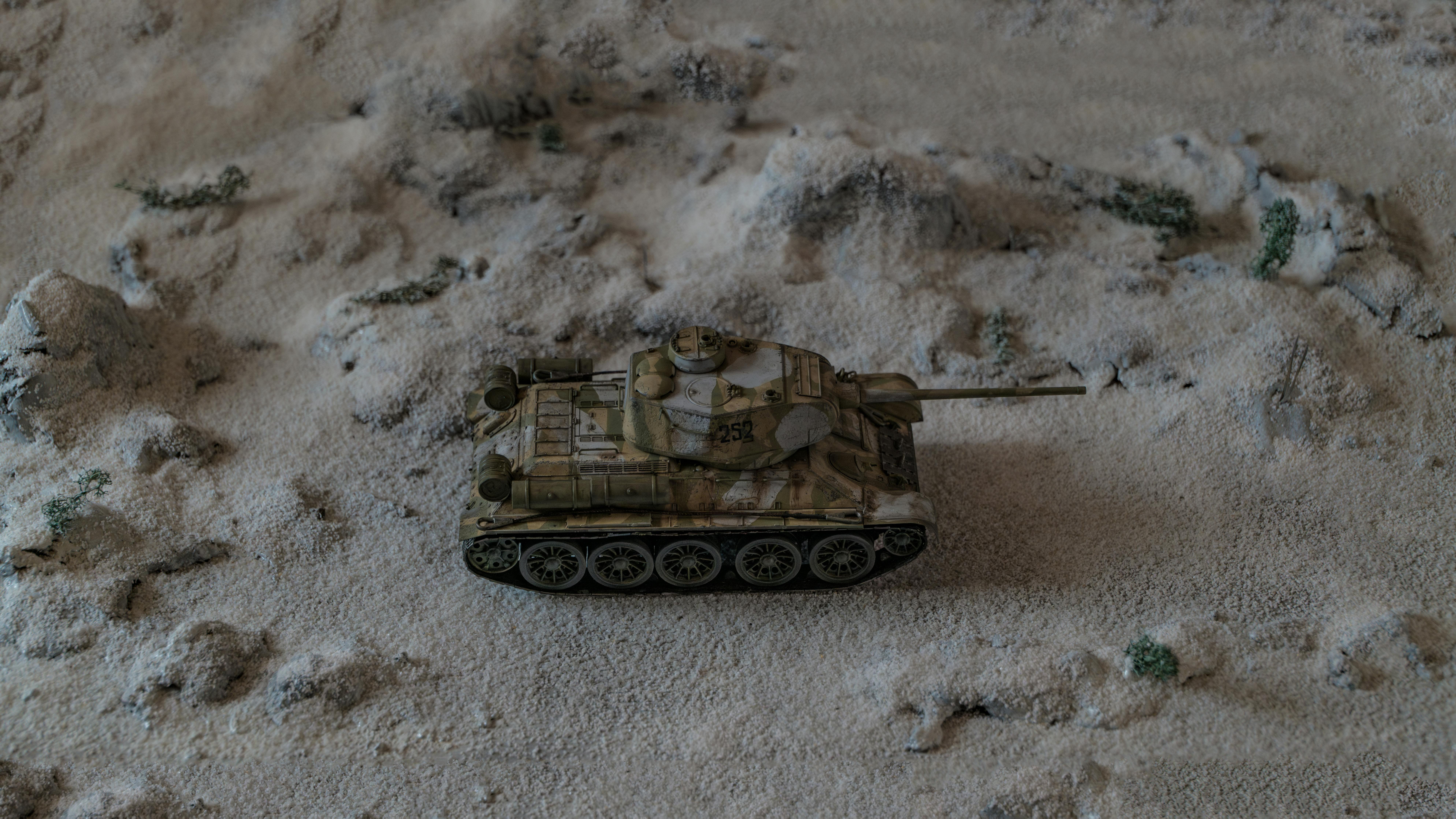 Bezpłatne Miniaturowy Model Czołgu W Zimowej Scenie Dioramy Zdjęcie z galerii