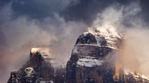 Free Majestic snow-capped peaks in Italy with dramatic cloud formations, perfect for nature enthusiasts. Stock Photo