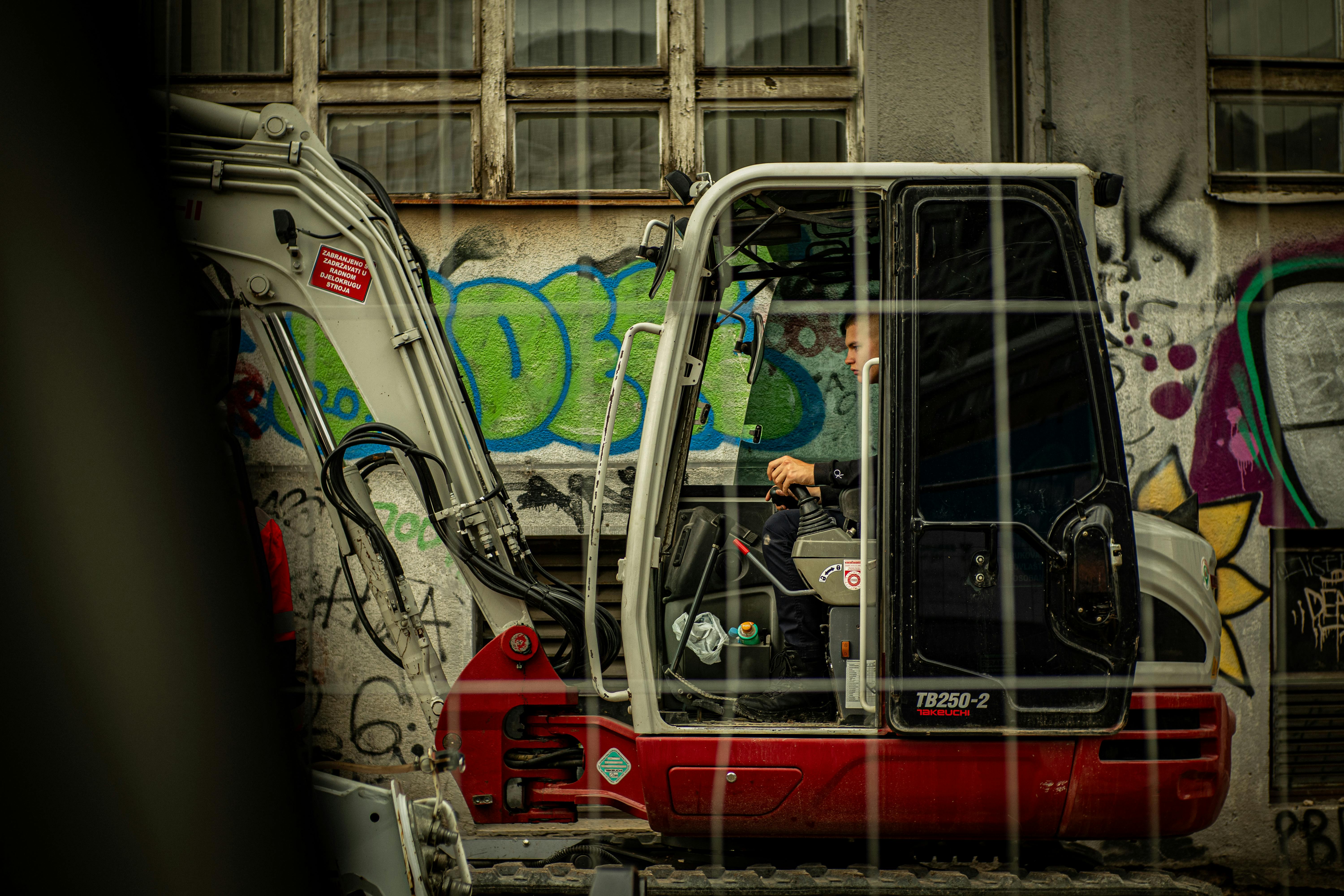 ฟรี คนงานข้างถนนควบคุมเครื่องจักรในไซต์ก่อสร้าง คลังภาพถ่าย