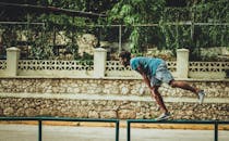 一名男子在户外城市的铁轨上练习平衡