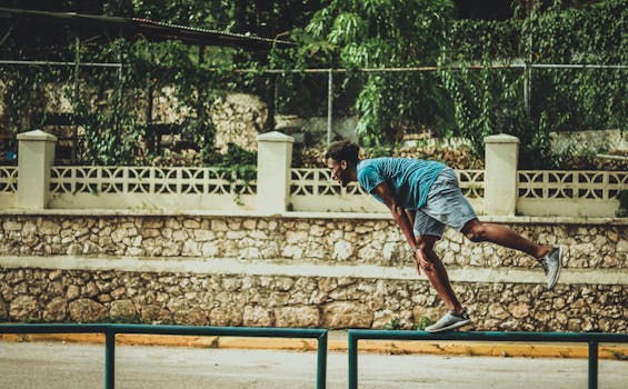 一名男子在户外城市的铁轨上练习平衡