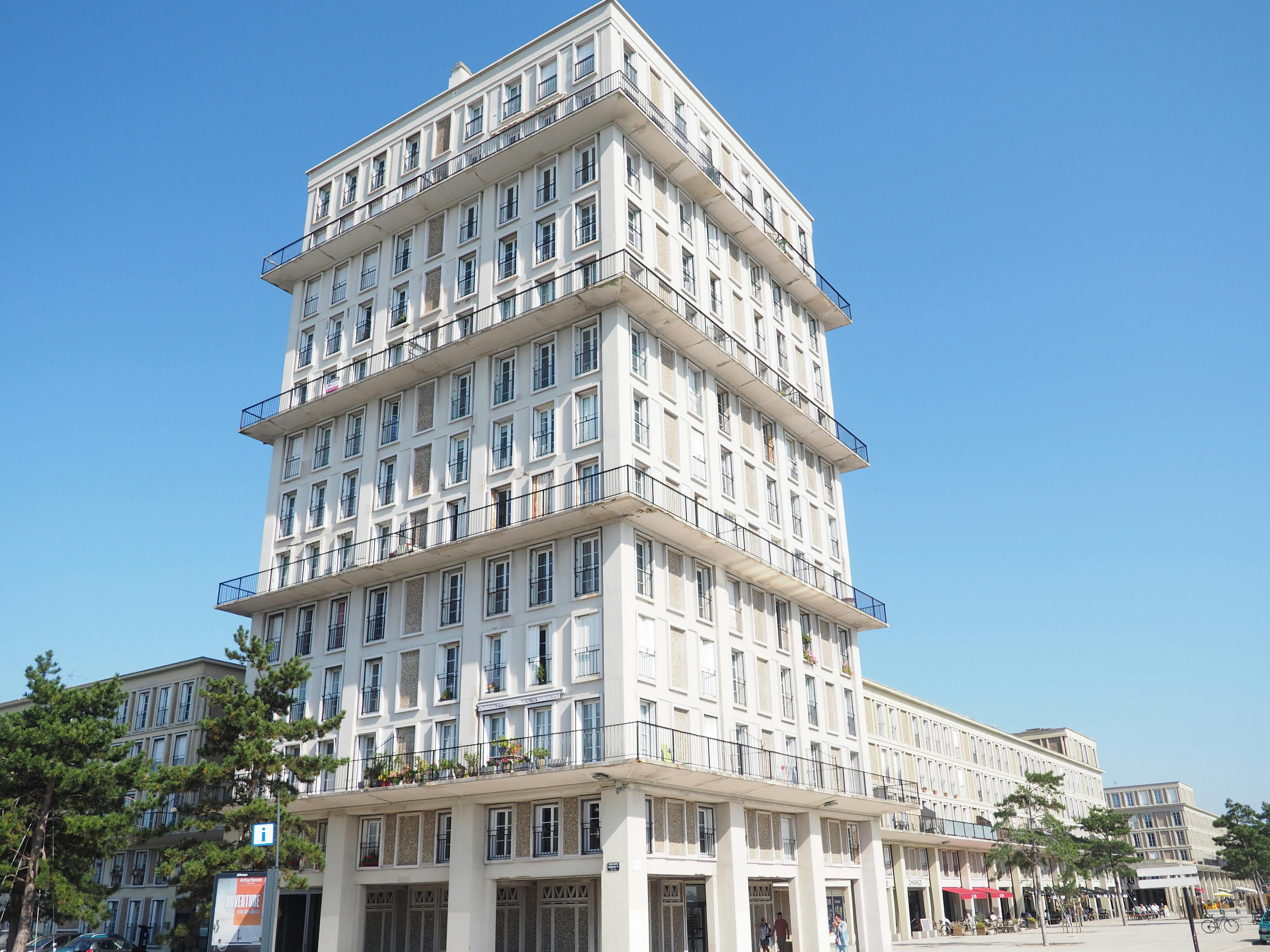 Rangées de maisons cubiques blanches modernistes en France en plein jour