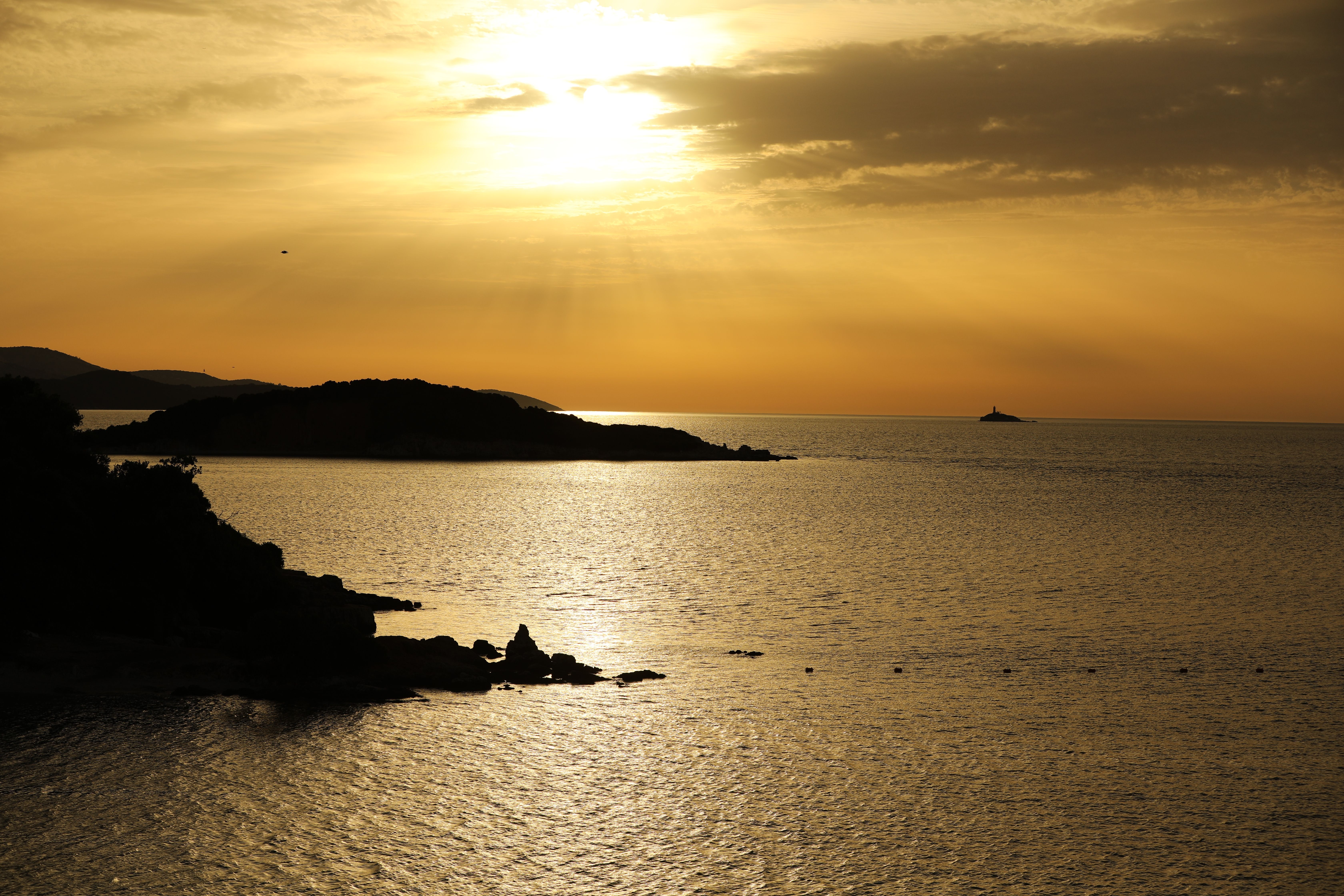 Golden Sunset Over Tranquil Ocean Waters · Free Stock Photo