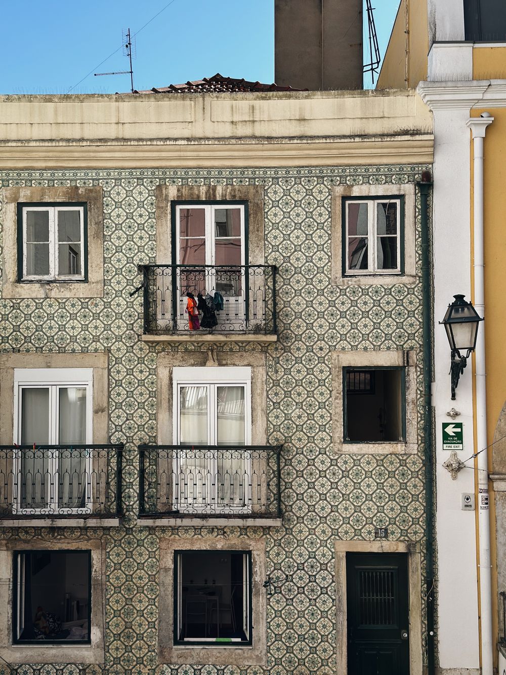 Tiled Lisbon apartment facade with iron balconies — photo by Ugurcan Ozmen on Pexels