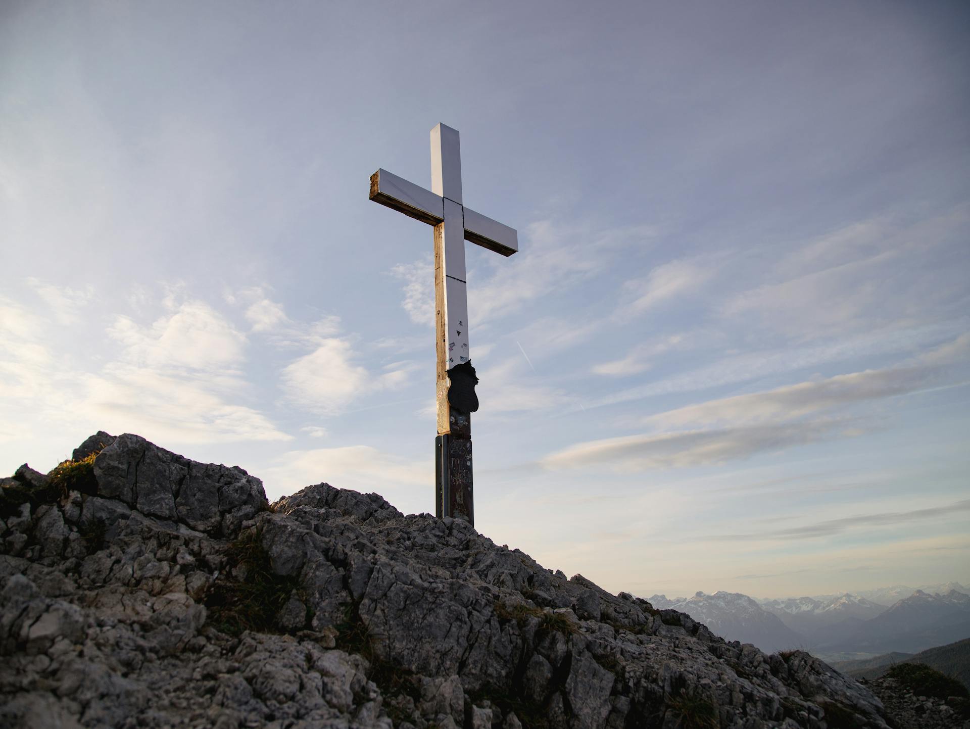 Bergkruis bij zonsopgang in de Beierse Alpen