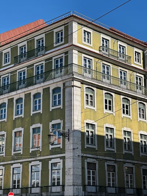 Free A classic green building with intricate details under clear blue skies. Stock Photo