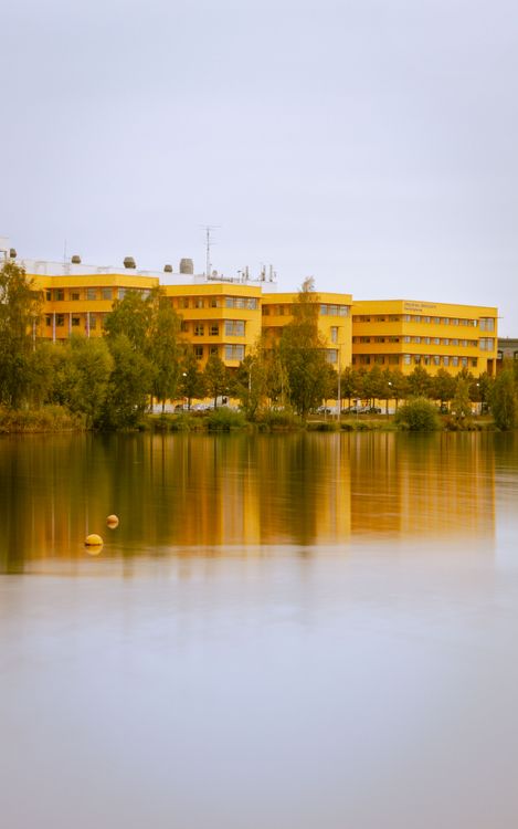 Peaceful Reflection of Yellow Building by Lake · Free Stock Photo