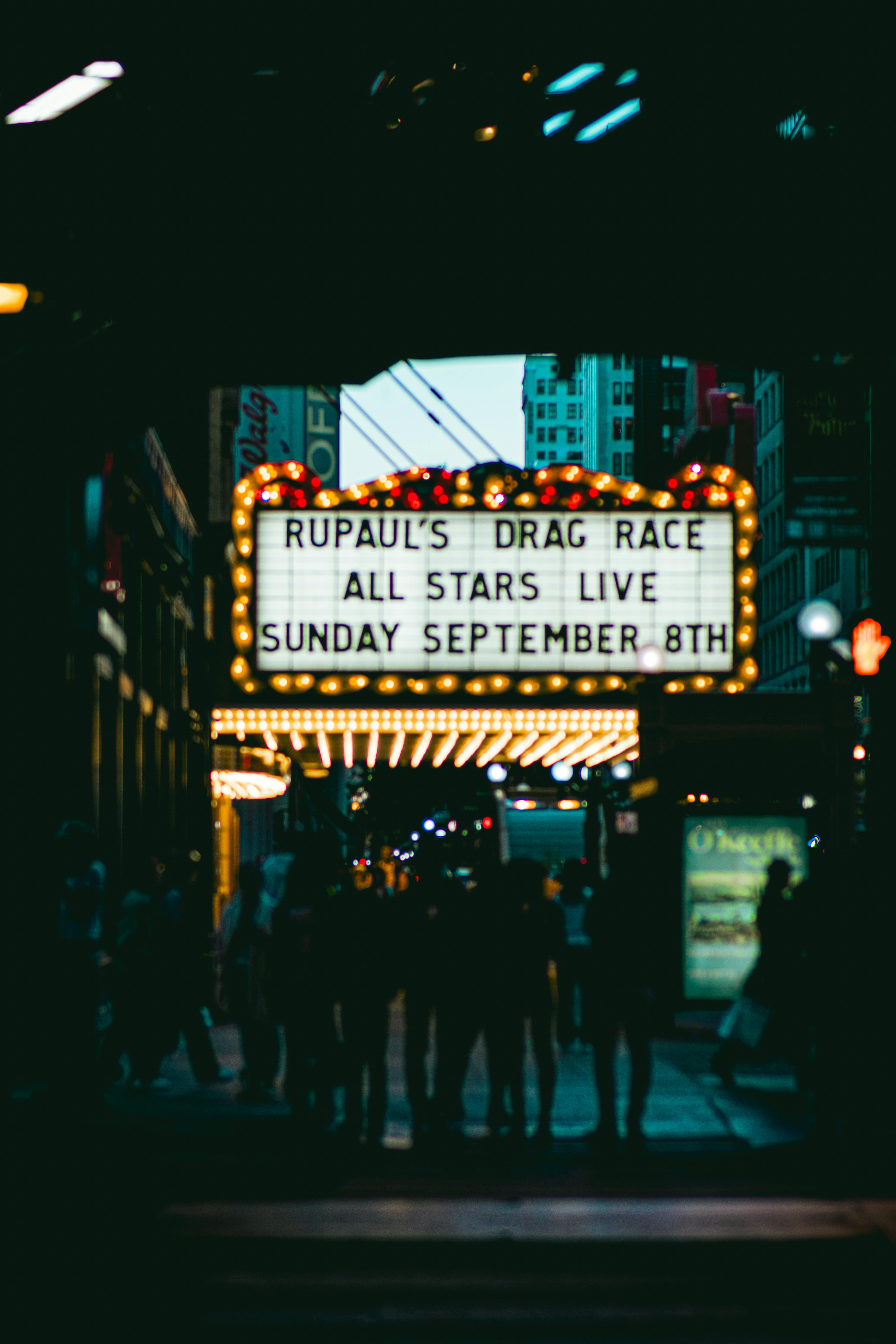 Kostnadsfria Chicago Theatre Marquee Med Night Cityscape Stock foto