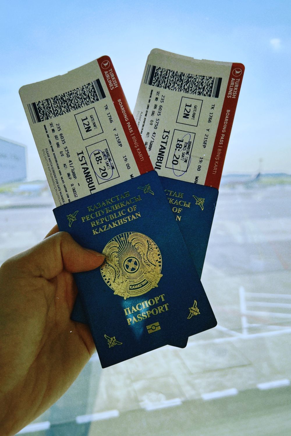Passaporte Do Cazaquistão Com Passagens Aéreas No Aeroporto · Foto ...
