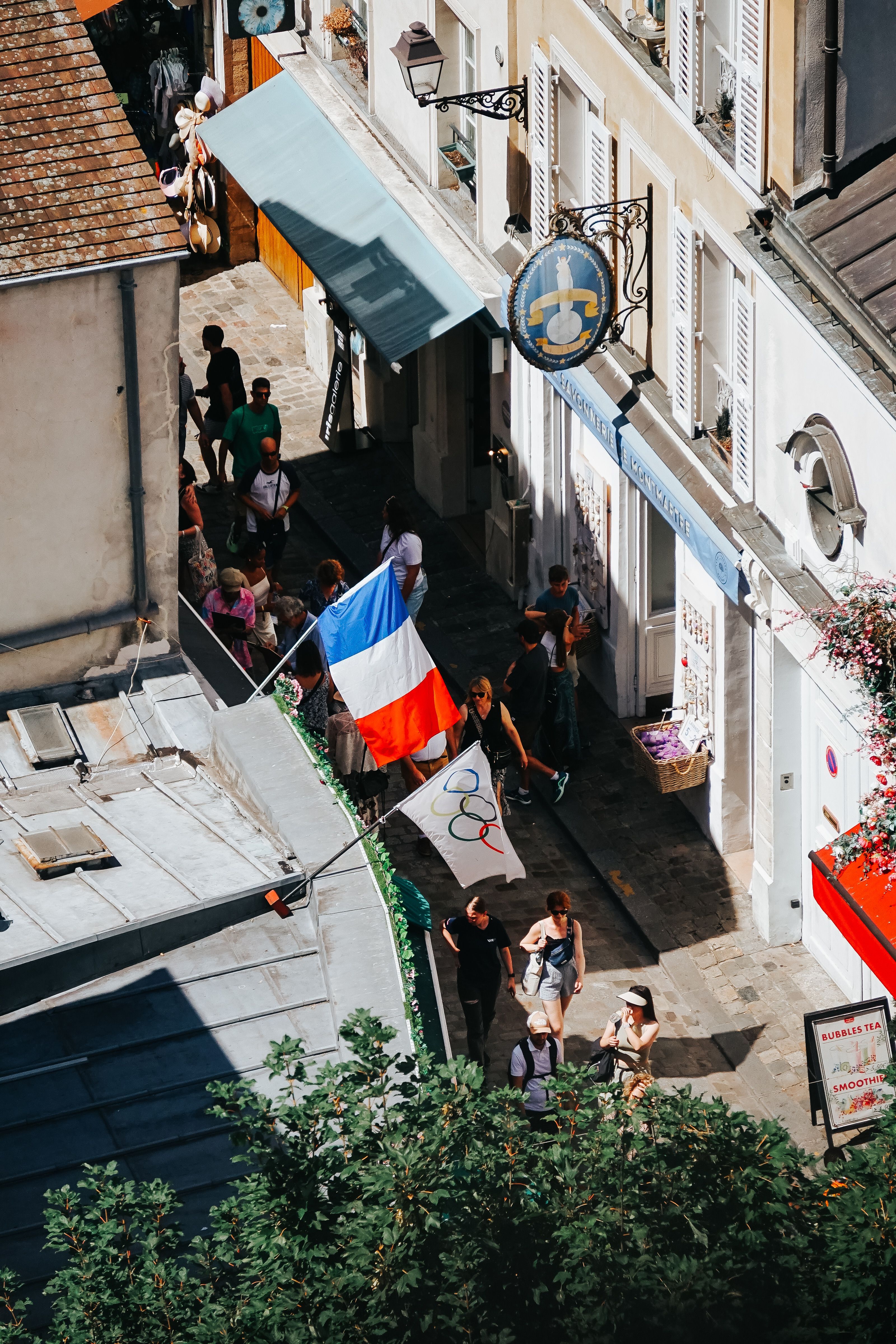 La Foule Célèbre La Fête Dans La Rue Française Avec Des Drapeaux ...