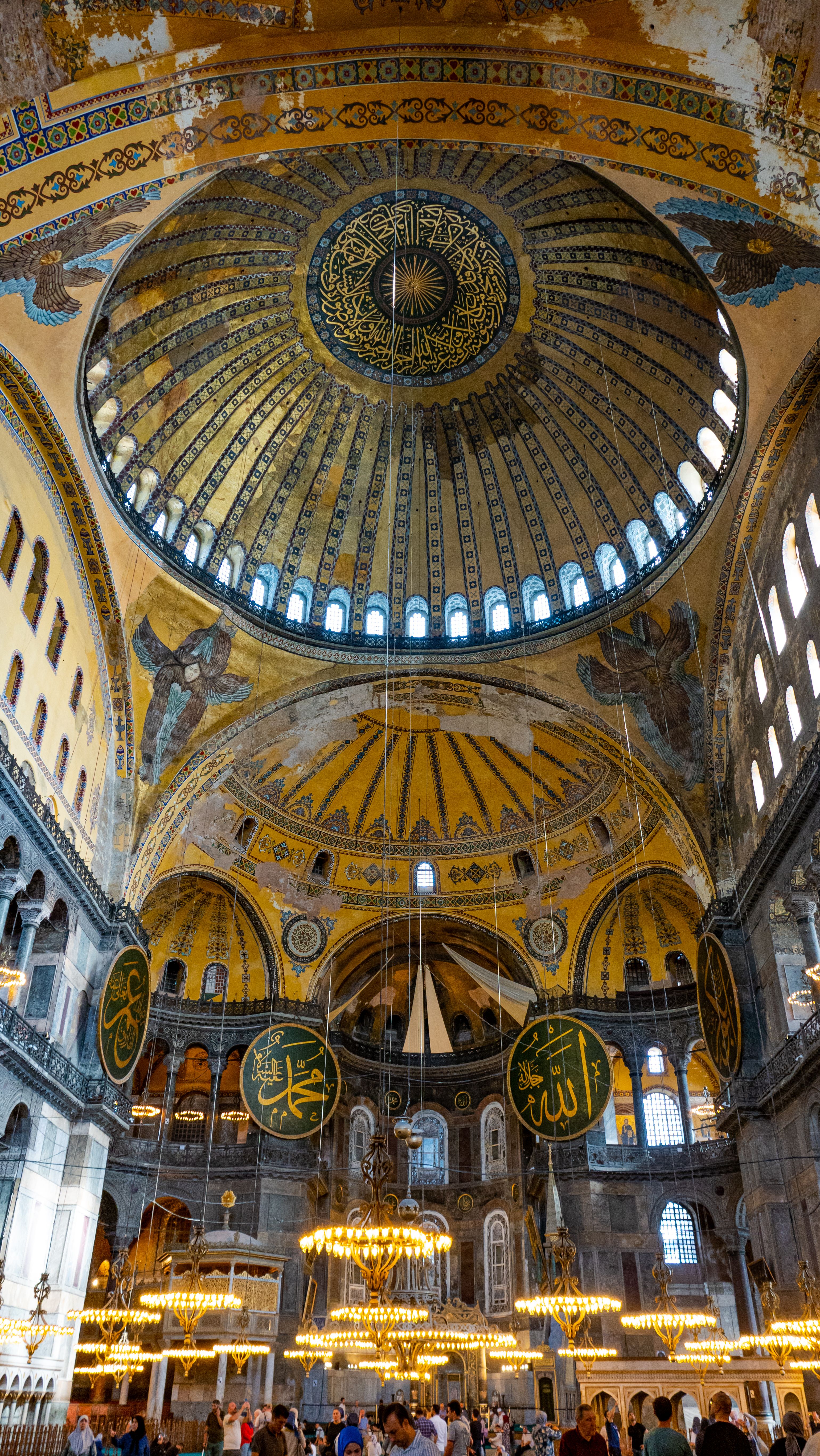 Vista interior grandiosa da Basílica De Santa Sofia em Istambul, Turquia, destacando a icônica cúpula central e detalhes arquitetônicos.