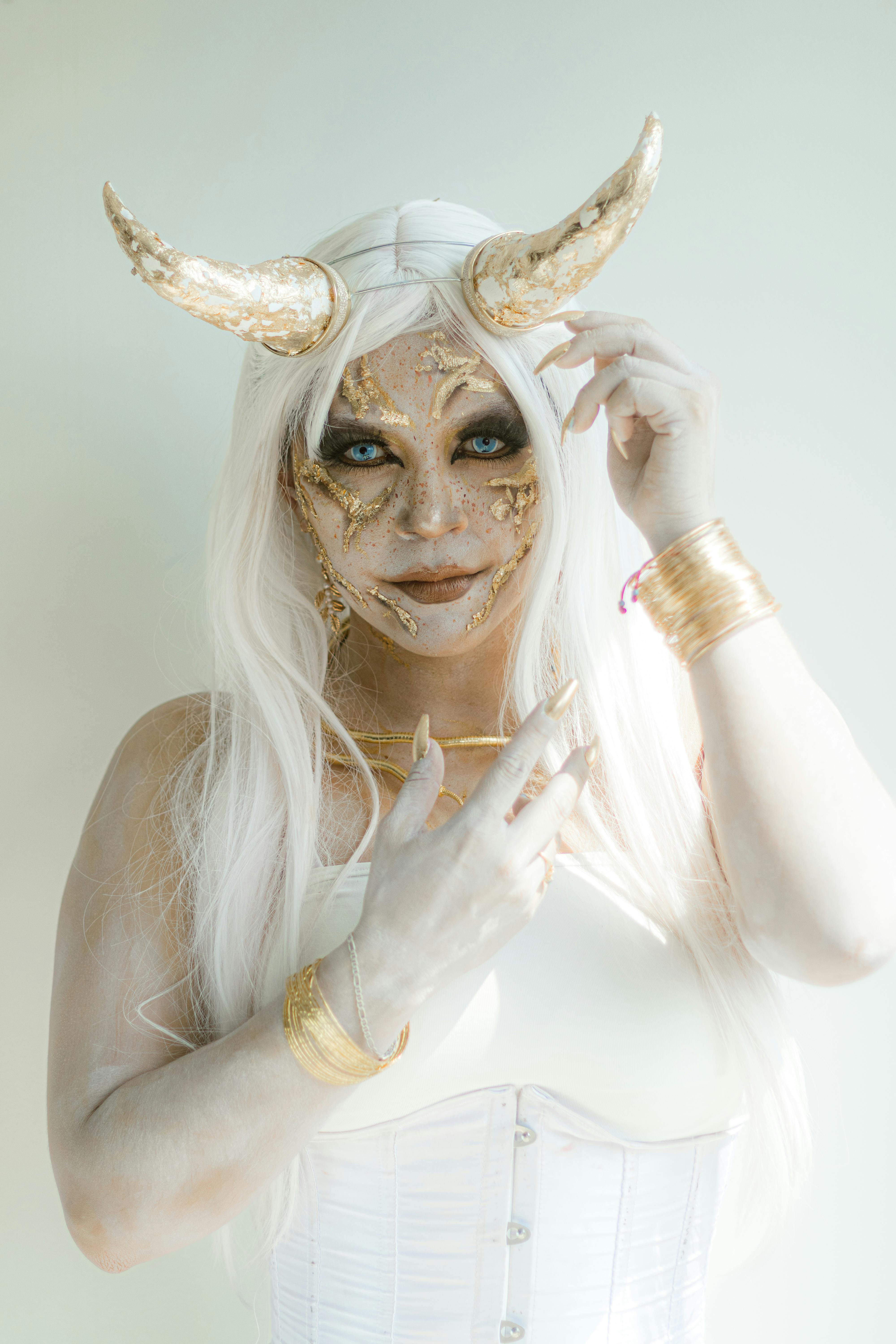 grátis Retrato De Cosplay De Fantasia De Uma Mulher Com Chifres Foto profissional