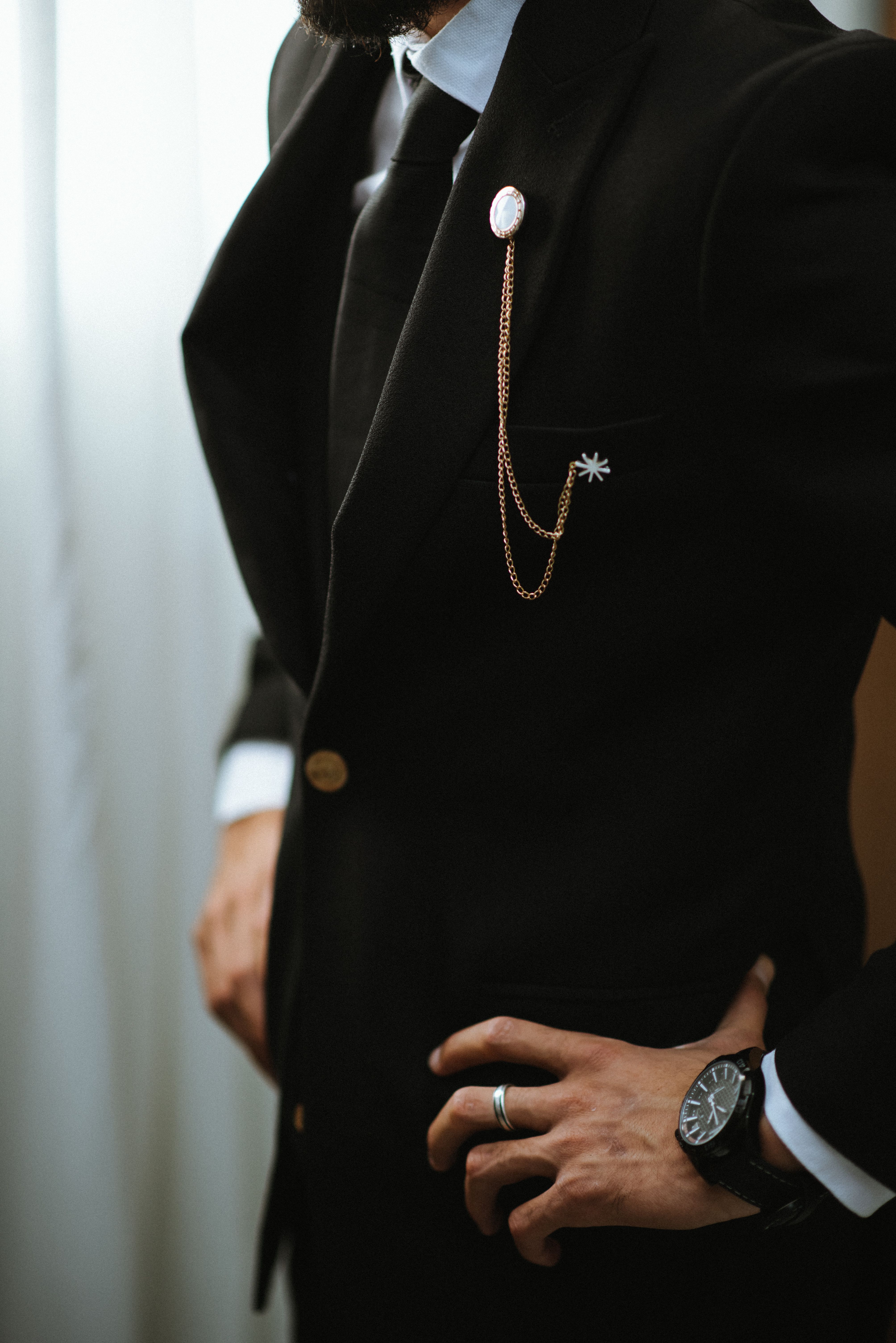 grátis Terno Preto Elegante Com Detalhes Dourados Em Ambiente Formal Foto profissional