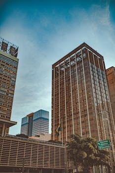 晴朗的天空下，现代化的高层建筑构成了充满活力的城市景观