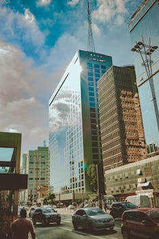 这座城市充满活力，高楼林立，交通繁忙，天空清澈湛蓝