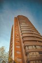 现代高层建筑以低角度拍摄，背景是明净的蓝天