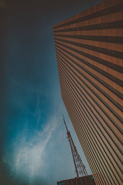 Açık Gökyüzü Altında Kahverengi Beton Binanın Düşük Açılı Fotoğrafı